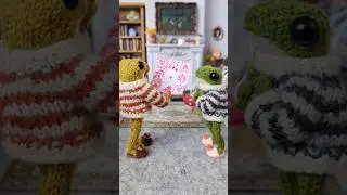 Frog makes a special gift for Toad 💖 #knittedfrog #handmade #miniature #frogandtoad