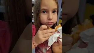Am primit și nuggets la comandă 👀😁 #nuggets #mcdonalds #burger #shorts