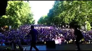La Afición del Real Valladolid Espera a los Jugadores en Recoletos