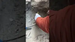Installation of grounding wires and copper grounding plugs for building circuits.