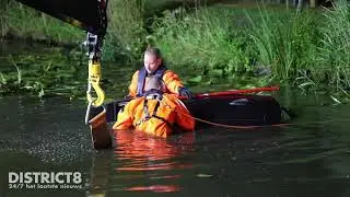 Voertuig raakt te water; brandweer zoekt naar inzittenden Oostgaag Maasland