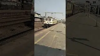 Kutch Superfast Express in lead with BRC WAP7 past Virar station #trainshorts #indianrailways #wap7