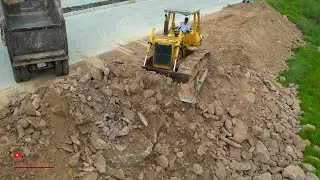 Прекрасно!! Бульдозер Komatsu толкает и сбрасывает большие куски глины и собирает работу.