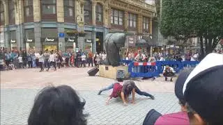 Teatro acrob&aacute;tico en el centro de Oviedo