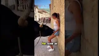 😱🐂 &iexcl;Toro acorrala a una chica en plena calle del pueblo! #toros #bull #encierros #shorts