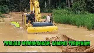 Beko Excavator Terbenam Saat Melibas Banjir Dan Kubangan Lumpur