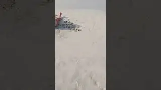 бабушка лепит кулечи