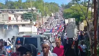  Lari a te b&egrave;l ak moun ki tap f&egrave; mache pou lap&egrave; la a 