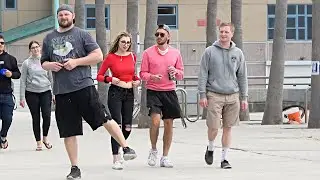¡BROMA DIVERTIDA de PEDOS en la PLAYA! ¡EXPLOSIÓN CEREBRAL! 🤯