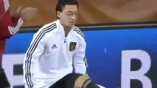 Mesut Ozil juggling with his chewing gum