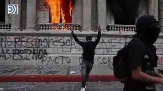 Un grupo de manifestantes radicales asaltan el Congreso de Guatemala y le prenden fuego