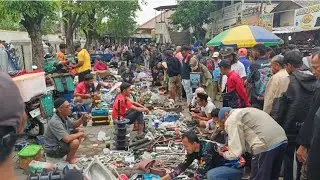 Pada hari minggu pengunjung pasar klitikan notoharjo Solo berjubel