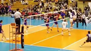 タイミングをずらして落ち際に決めるクビアク選手　Volleyball