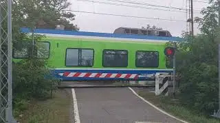 due etr 204 Trenord sul passaggio a livello di via s. Quiricio (Cremona)