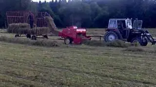 Massey Ferguson 240 aan het persen met MF14 pers