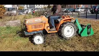 Kubota Bulltra B1-15 z kosiarką Warszawa Śródmieście w południe