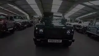 Переделка фургона Land Rover Defender 90 2012 года с сиденьями из зеленой кожи Recaro, полная реставрация