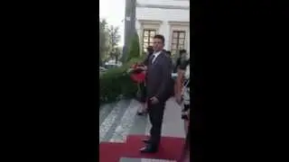 L'arrivo della sposa con escavatore e la faccia dello sposo durante la scena
