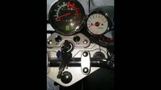 AGM Caferacer met een toerenteller