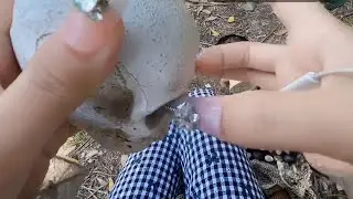 户外打野ASMR 女孩玩骷髅头，上演现代梅超风