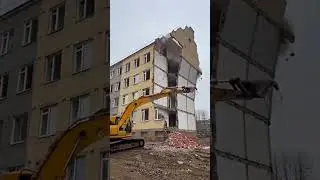 В Новосибирске дом обрушился прямо во время сноса 😱