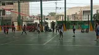 Jugando voley Ali y Ashlie... 
