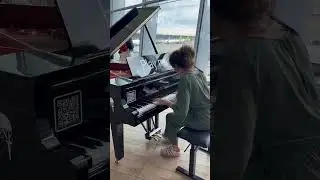 Lindsay plays piano in Brussels airport
