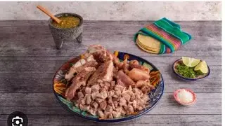 Probando  unas ricas carnitas