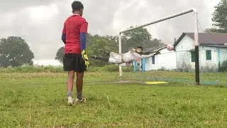 Goalkeeper training in the rain 🌧️🧤 #goalkeeper #football 