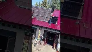 The process of laying resin waterproof tiles on self built house roofs