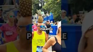 Этот мужчина бежит марафоны с ананасом