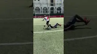 Sisinho 1 vs 1 😱🤣 #football #soccer #1vs1 #funny #fyp #shorts #pourtoi #dribbling #skills #viral