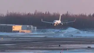 Boeing 737-700 Fights High Winds