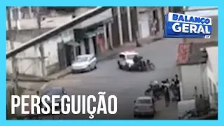 Dois homens em uma moto não respeitam ordem de parada e são perseguidos