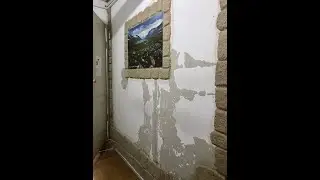 Стена под камень из яичных лотков.