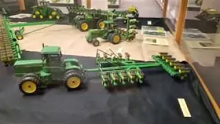 Incredible 1/16 John Deere custom planters at the National Farm Toy Museum.