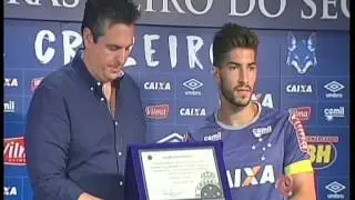 Ap&oacute;s completar 100 jogos, Lucas Silva recebe pr&ecirc;mio