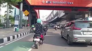Halte busway kuingan,kai setiabudi setiap pagi jam kerja ramai begini,banyak driver onlen,jakarta