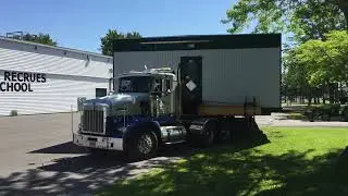 D&Eacute;PLACEMENT D'UNE ROULOTTE DE CHANTIER #levage #levagedemaison #housemovers #transportdemaison