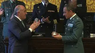 Landaluce destaca el compromiso y dedicación del general Francisco Almansa en el acto de despedida