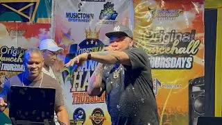 Исполнитель в стиле дэнсхолл Hotfrass Touch Di Stage N Bvn A Small Fyah, посмотрите его выступление.