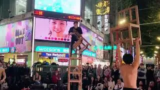 疊椅子倒立(女生) #西門町街頭表演 #UNI CIRCUS優尼客當代馬戲團