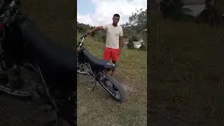 Мотоцикл XR 200 с модифицированным двигателем, который глохнет при 9000 об/мин.