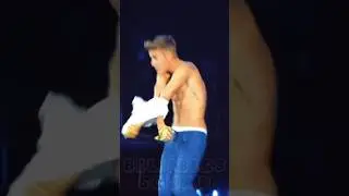 Justin Bieber takes off his cap and shirt on stage #justinbieber #justinbeiber #celebrity