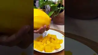Easy way to cut Mango / ASMR #fruitcutting #youtubeshorts #viralshort #4k #asmr #satisfying