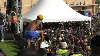 MASHABIKI WA YANGA WALIVYOMUOMBA DIAMOND AIMBE YATAPITA KWA MARA YA KWANZA ASHINDWA KUJIZUIA TAZAMA.
