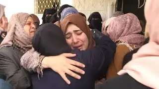 شقيقات الشهيد أشرف نعالوة يتلقين خبر استشهاده لوحدهن بعد إعتقال الأب والأم والابن