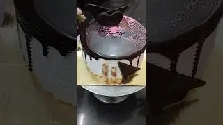 Beautiful chocolate cake decoration idea of black and pink colour || 1 pound chocolate cake design