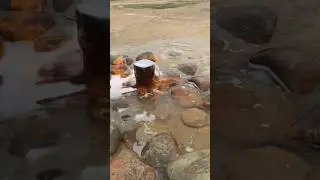 Удивительное явление! Горящий источник. Чувствуешь одновременно жар от огня и холод от воды 
