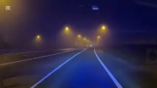 In de mist rijden met blauwe lampen